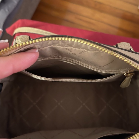 Michael Kors Purse. - Picture 3 of 11